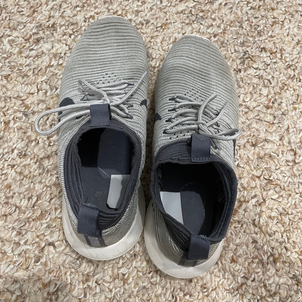 Women’s Nike tennis shoes